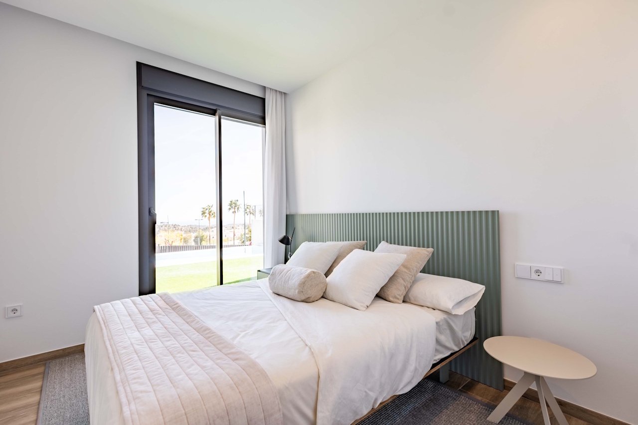 Villas avec 3 chambres, 2 salles de bains, terrasse sur le toit en option, climatisation, vue sur la mer, parking privé et piscine privée