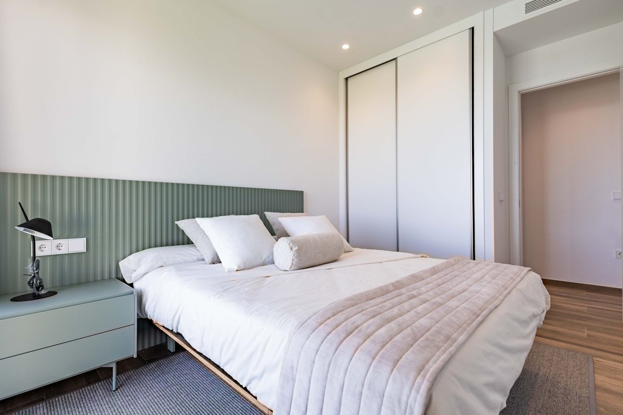 Villas avec 3 chambres, 2 salles de bains, terrasse sur le toit en option, climatisation, vue sur la mer, parking privé et piscine privée