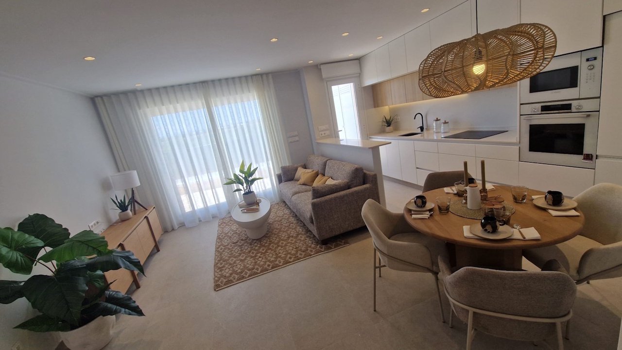 Appartements au rez-de-chaussée avec 3 chambres, 2 salles de bains, espace de stationnement privé et piscine communautaire