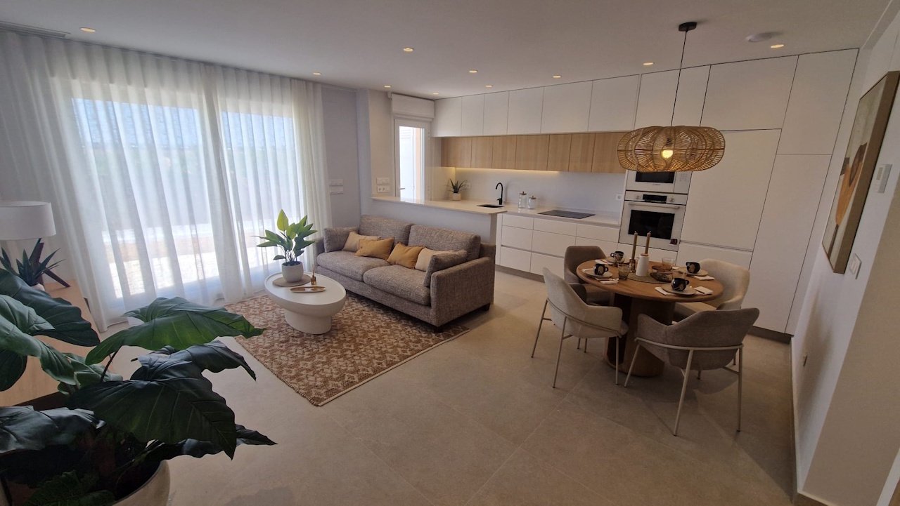 Appartements au rez-de-chaussée avec 3 chambres, 2 salles de bains, espace de stationnement privé et piscine communautaire