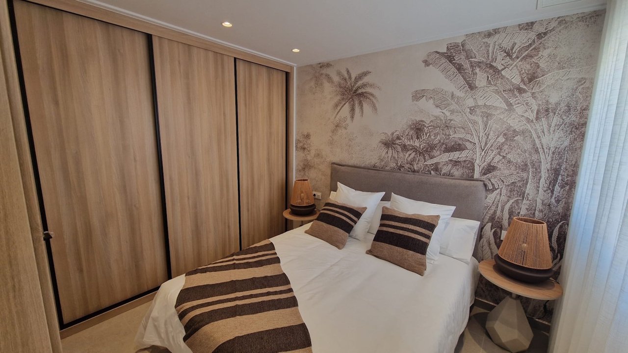 Appartements au rez-de-chaussée avec 3 chambres, 2 salles de bains, espace de stationnement privé et piscine communautaire