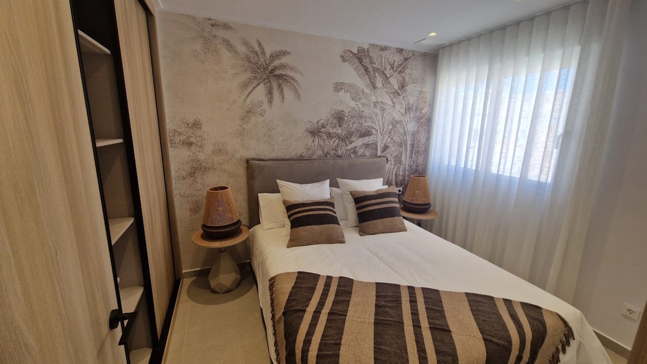 Appartements au rez-de-chaussée avec 3 chambres, 2 salles de bains, espace de stationnement privé et piscine communautaire