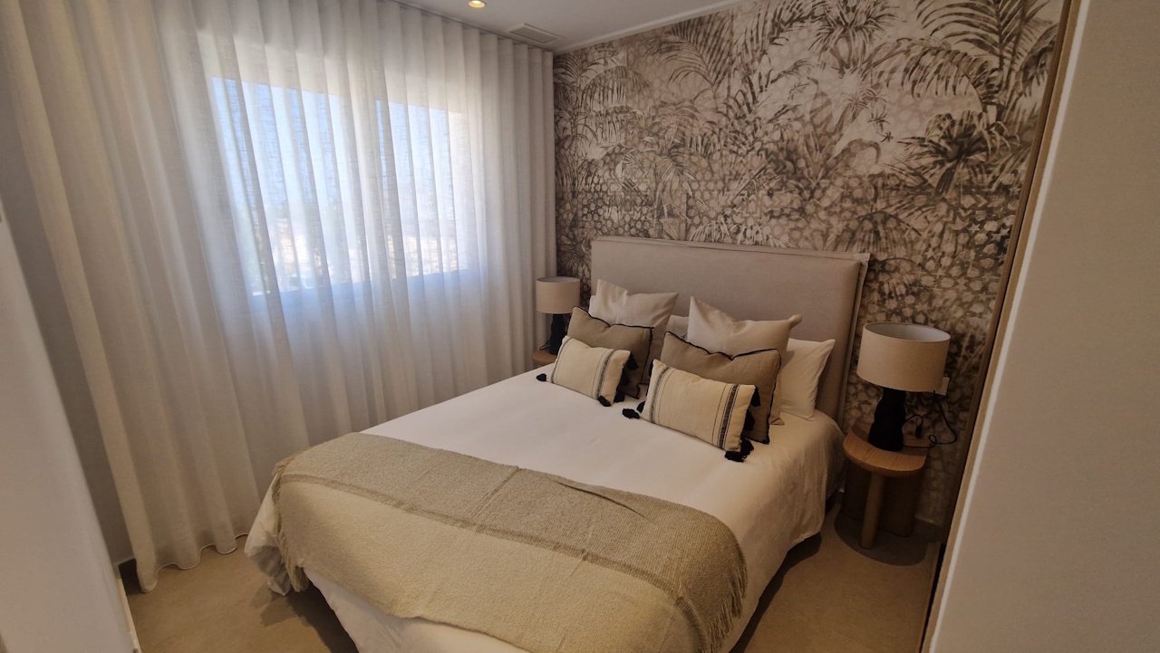 Appartements au rez-de-chaussée avec 3 chambres, 2 salles de bains, espace de stationnement privé et piscine communautaire