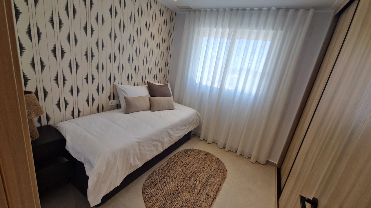 Appartements au rez-de-chaussée avec 3 chambres, 2 salles de bains, espace de stationnement privé et piscine communautaire