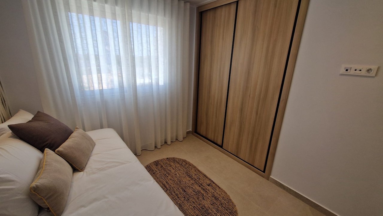 Appartements au rez-de-chaussée avec 3 chambres, 2 salles de bains, espace de stationnement privé et piscine communautaire