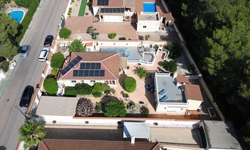 Superbe villa située à El Pinar de Campoverde avec une maison d’invités, garage et piscine privée