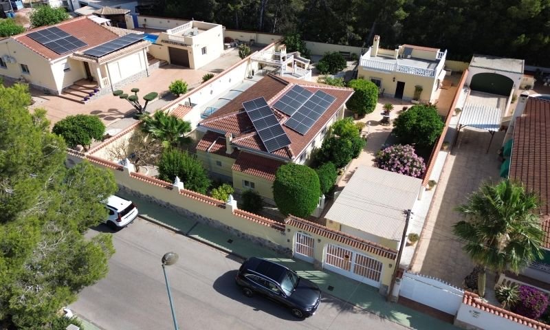 Superbe villa située à El Pinar de Campoverde avec une maison d’invités, garage et piscine privée