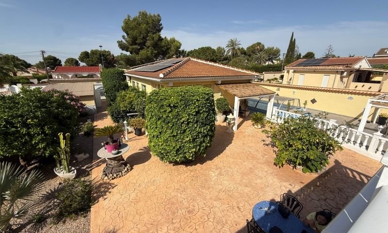 Superbe villa située à El Pinar de Campoverde avec une maison d’invités, garage et piscine privée