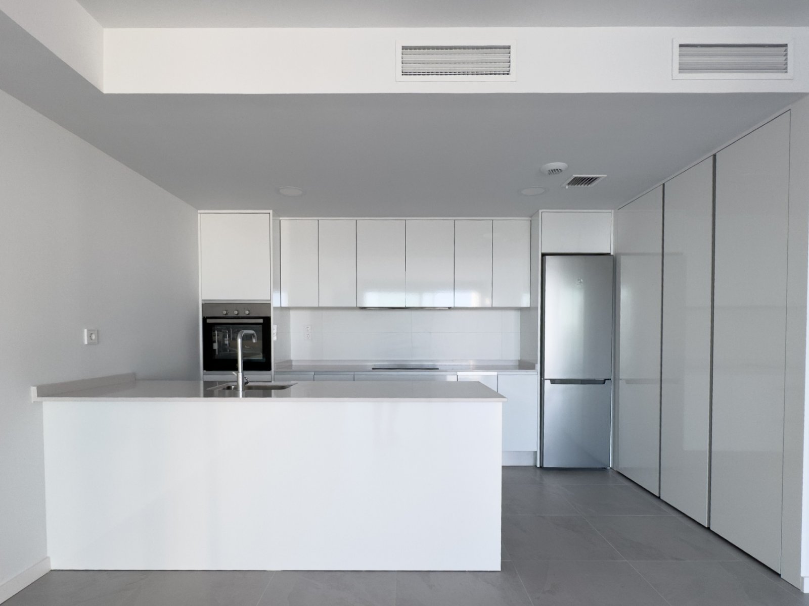 Appartement moderne de deux pièces, récemment construit, avec vue sur la mer, récemment livré