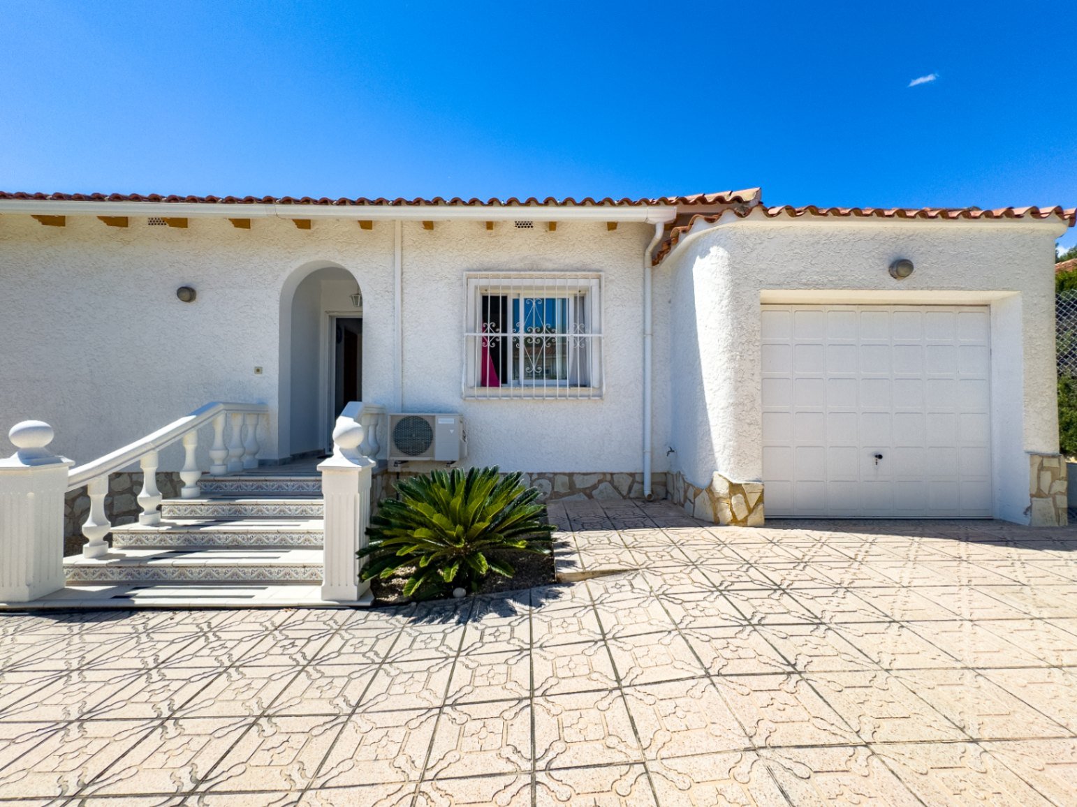 Villa de plain-pied comprenant 3 chambres, 1 salle de bains, un garage et une piscine privée à Barranco Hondo