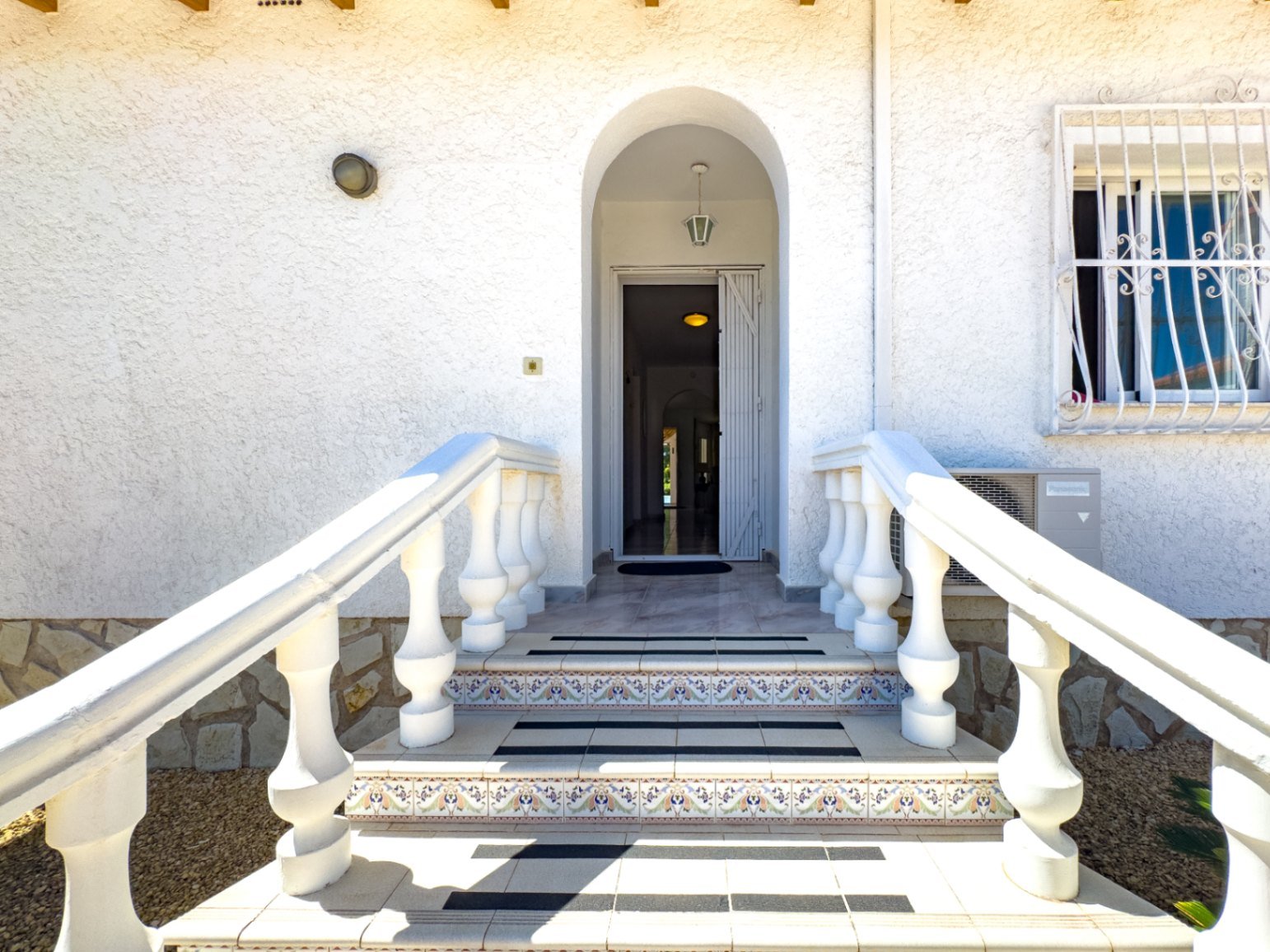 Villa de plain-pied comprenant 3 chambres, 1 salle de bains, un garage et une piscine privée à Barranco Hondo