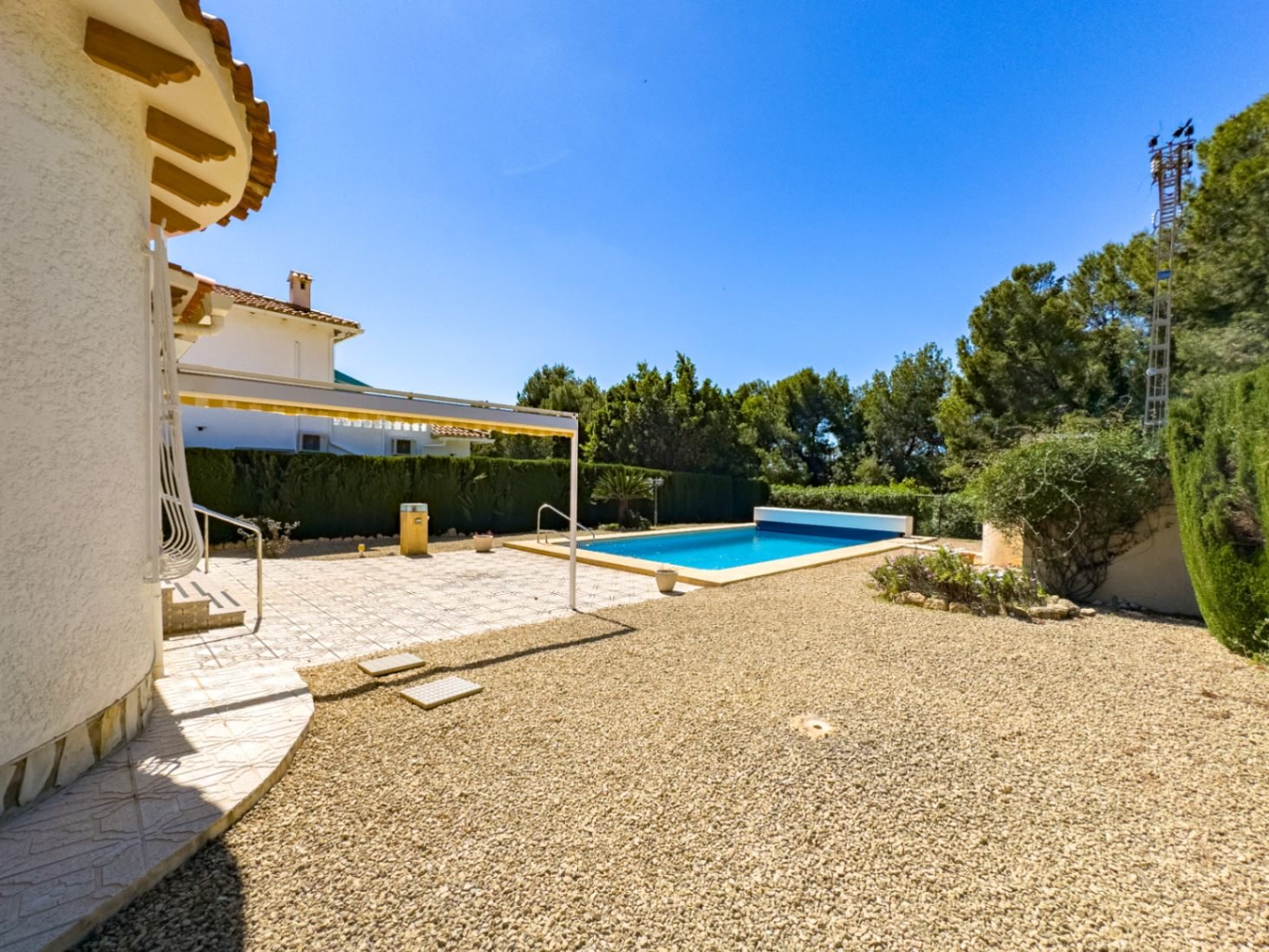 Villa de plain-pied comprenant 3 chambres, 1 salle de bains, un garage et une piscine privée à Barranco Hondo