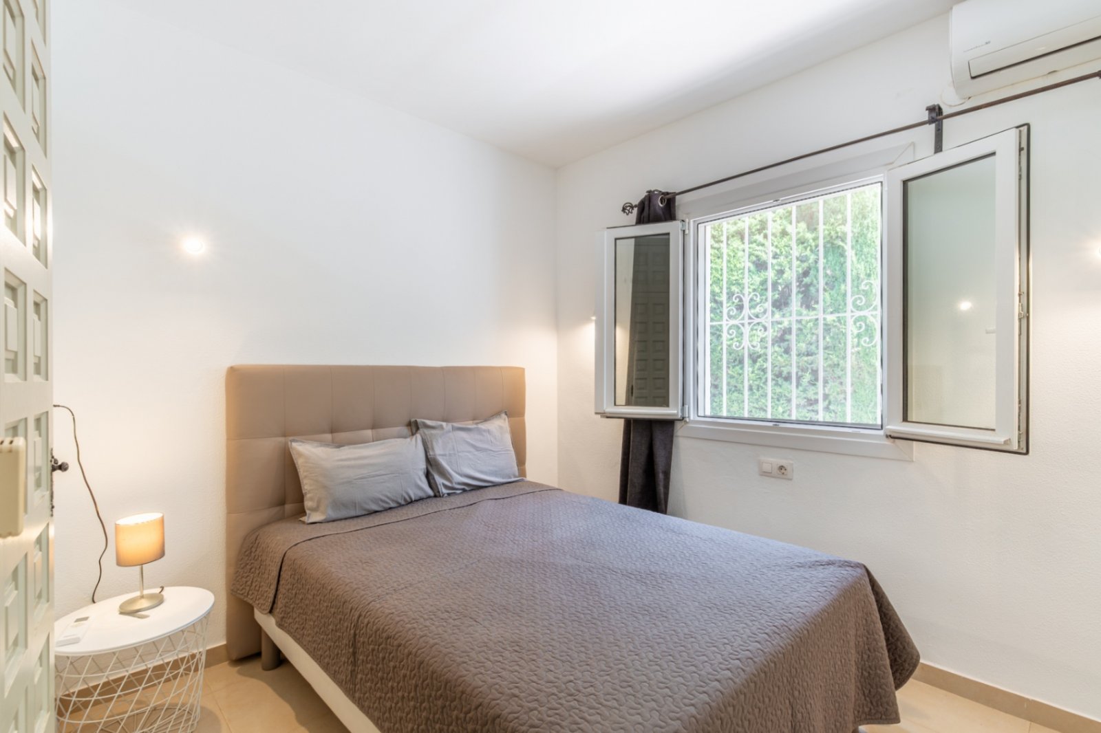 Villa comprenant 4 chambres, 3 salles de bains, des toilettes pour invités, une piscine privée et une vue imprenable sur la mer