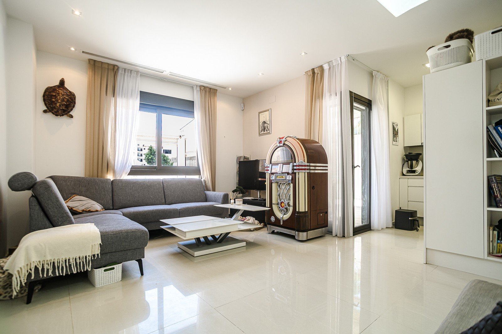 Magnifique appartement de 2 chambres et 2 salles de bains situé dans un complexe haut de gamme avec piscine commune et bien d'autres avantages