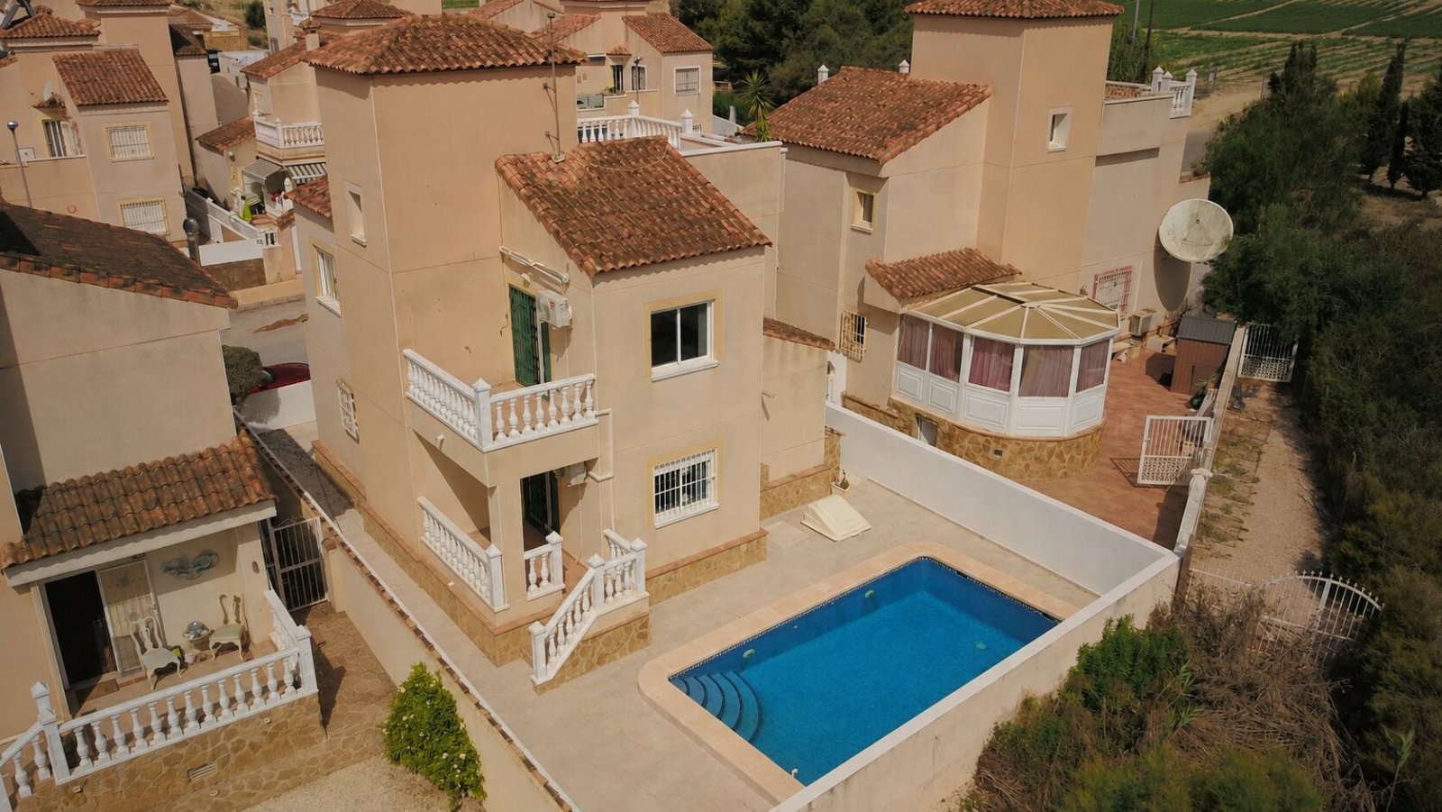 Villa comprenant 3 chambres, 2 salles de bains, des toilettes séparées, un garage et une piscine privée à Lakeview Mansions