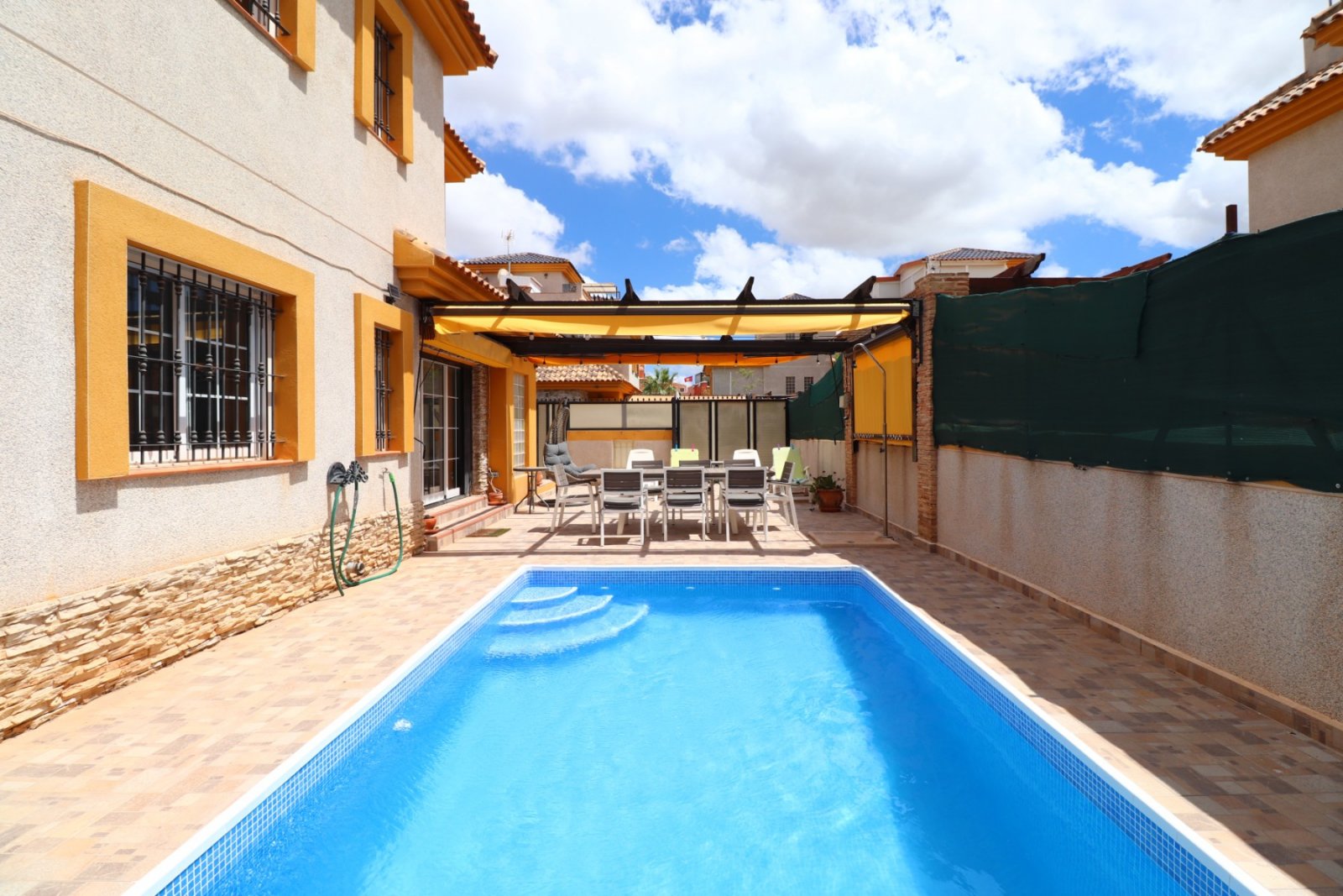 Maison jumelée avec 3 chambres, 2 salles de bains, une terrasse sur le toit et une piscine privée