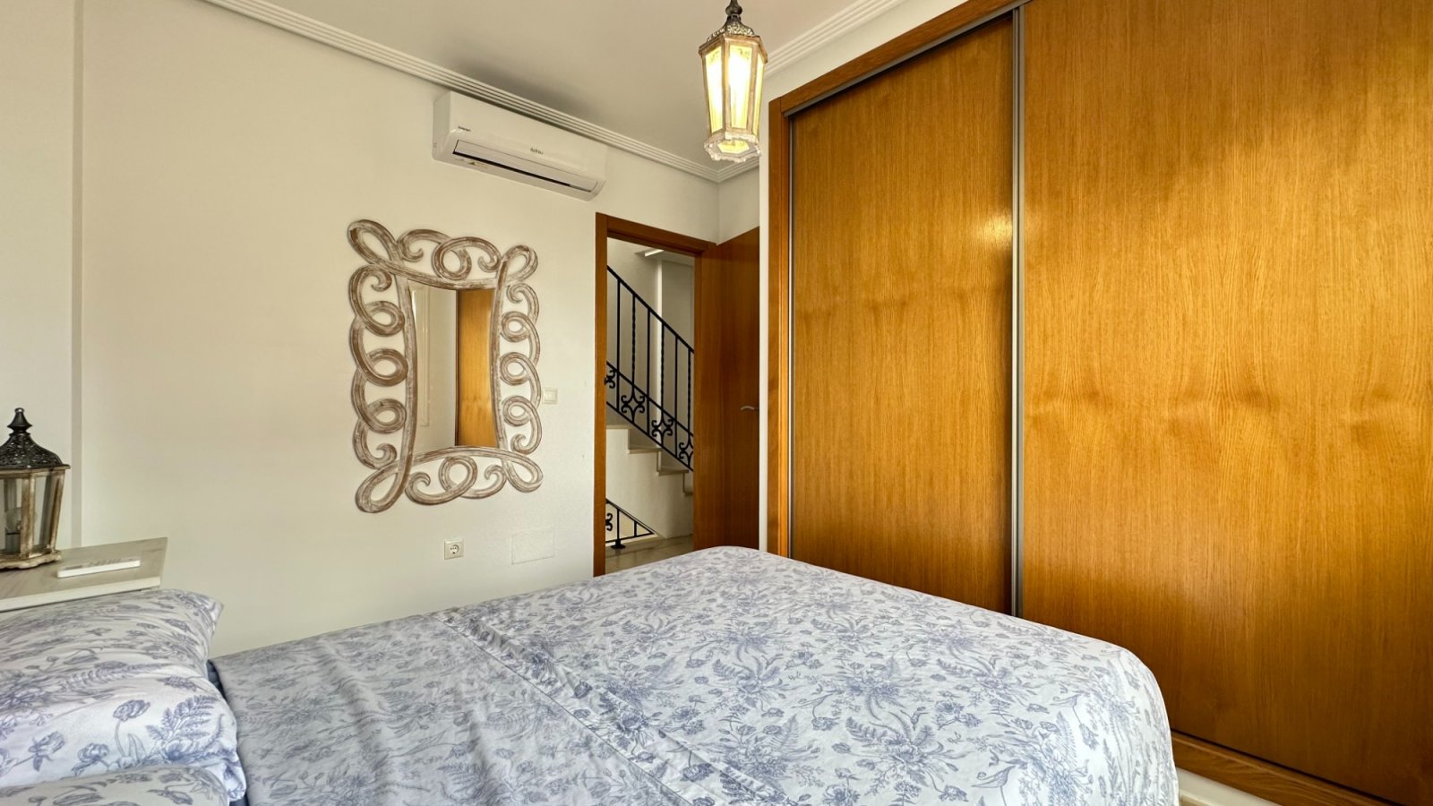 Maison jumelée avec 3 chambres, 2 salles de bains, une terrasse sur le toit et une piscine privée
