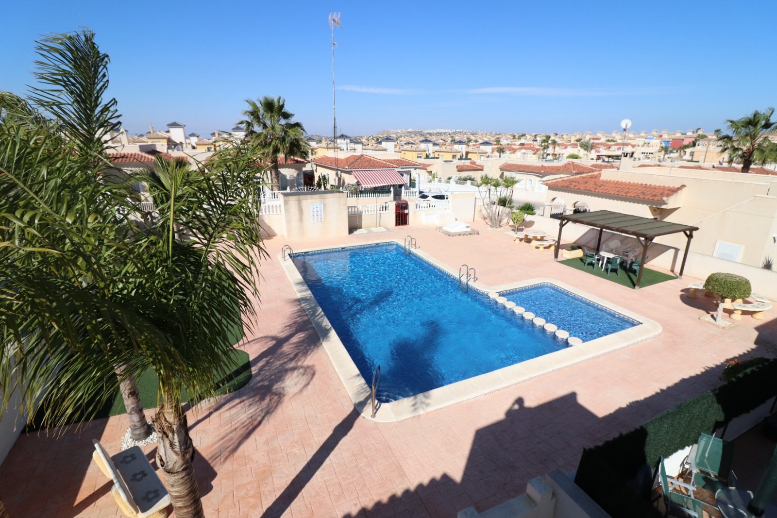 Villa avec 3 chambres, 1 salle de bains et piscine commune à Lo Crispin
