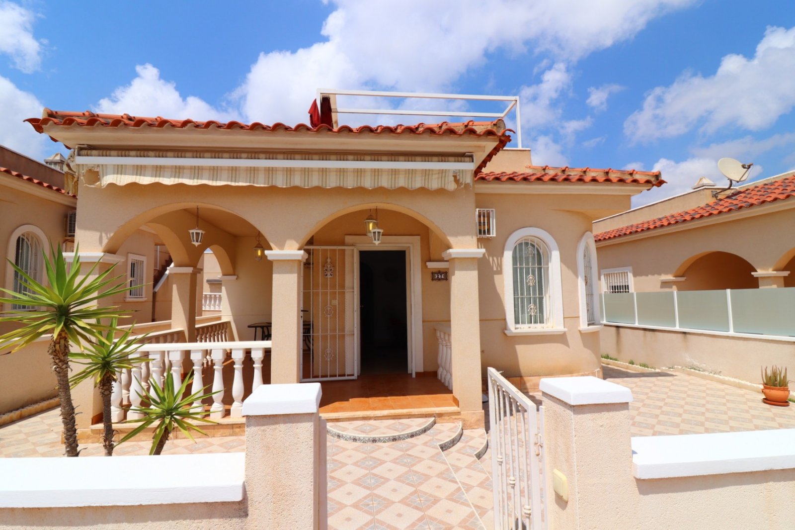 Villa avec 3 chambres, 1 salle de bains et piscine commune à Lo Crispin