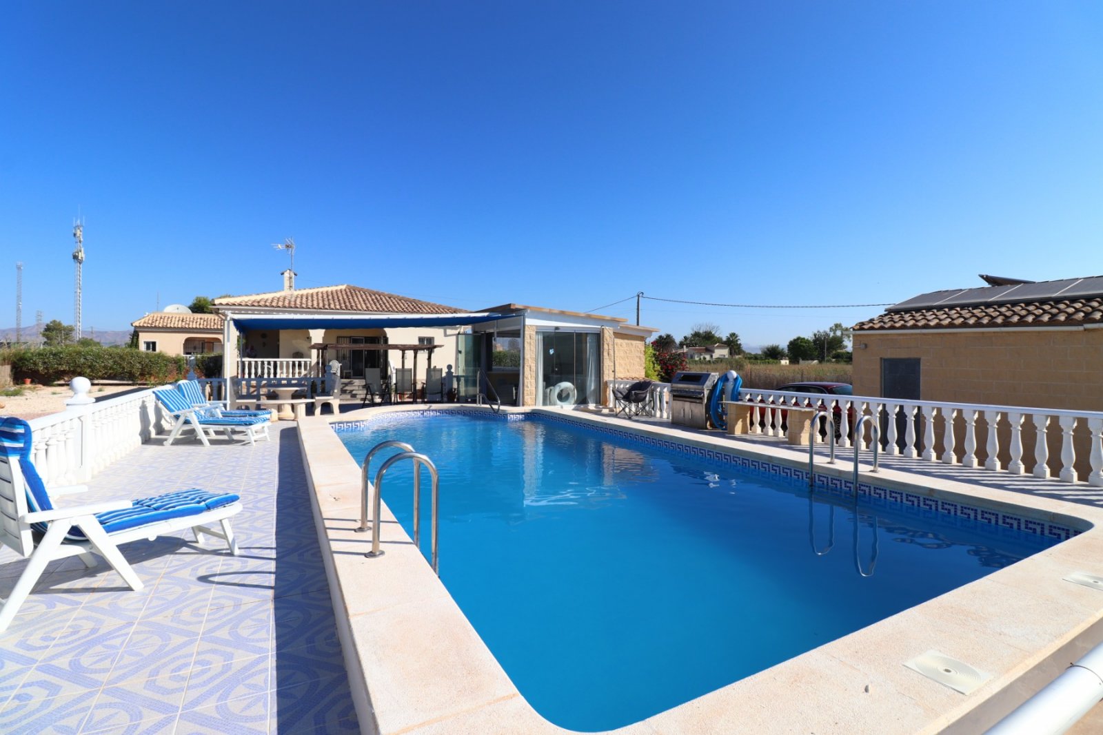 Callosa de Segura: Villa avec 3 chambres, 2 salles de bains, un garage, une piscine privée et une belle vue 
