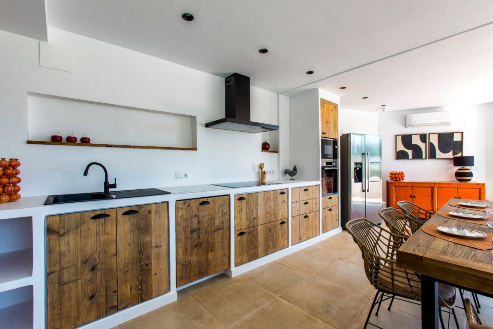 Magnifique villa rénovée comprenant 4 chambres, 4 salles de bains, une piscine privée et une vue sur la mer à Cala Advocat
