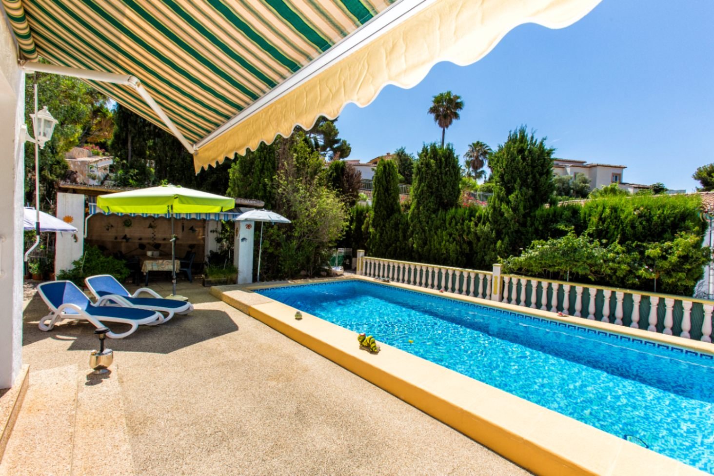 Villa avec un appartement pour invités, piscine à eau salée, panneaux solaires, vue sur la Bernia et emplacement calme près de la plage