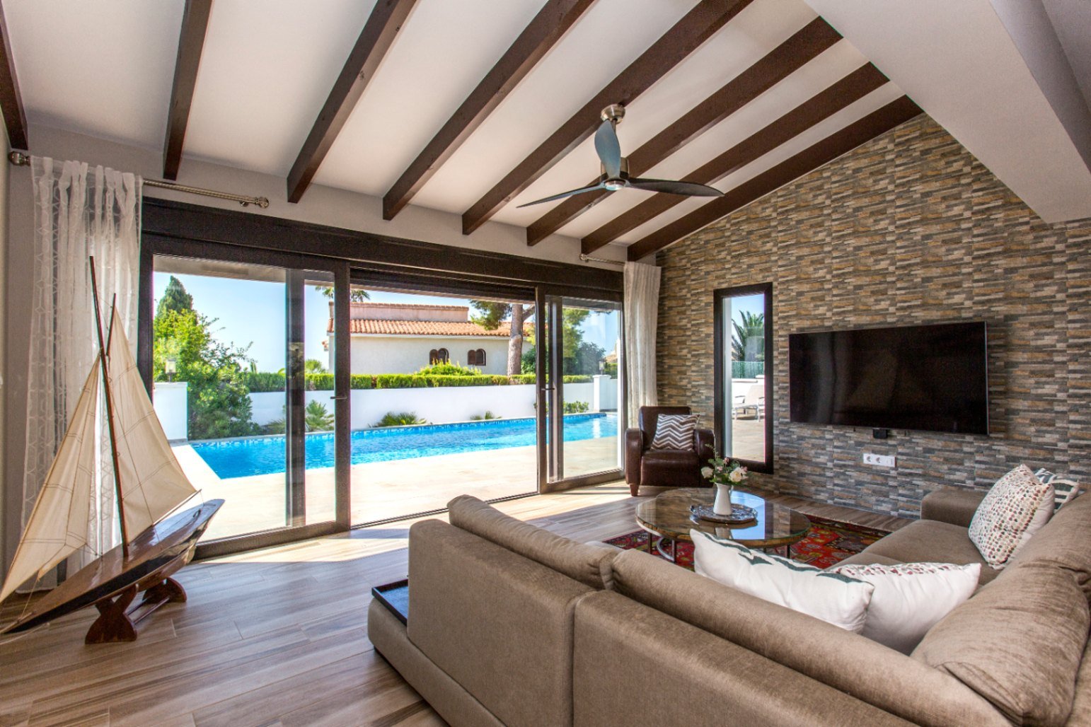 Villa rénovée avec style avec vue sur la mer, exposition sud, grande piscine, cuisine d'été, chauffage au sol, panneaux solaires et finitions de luxe