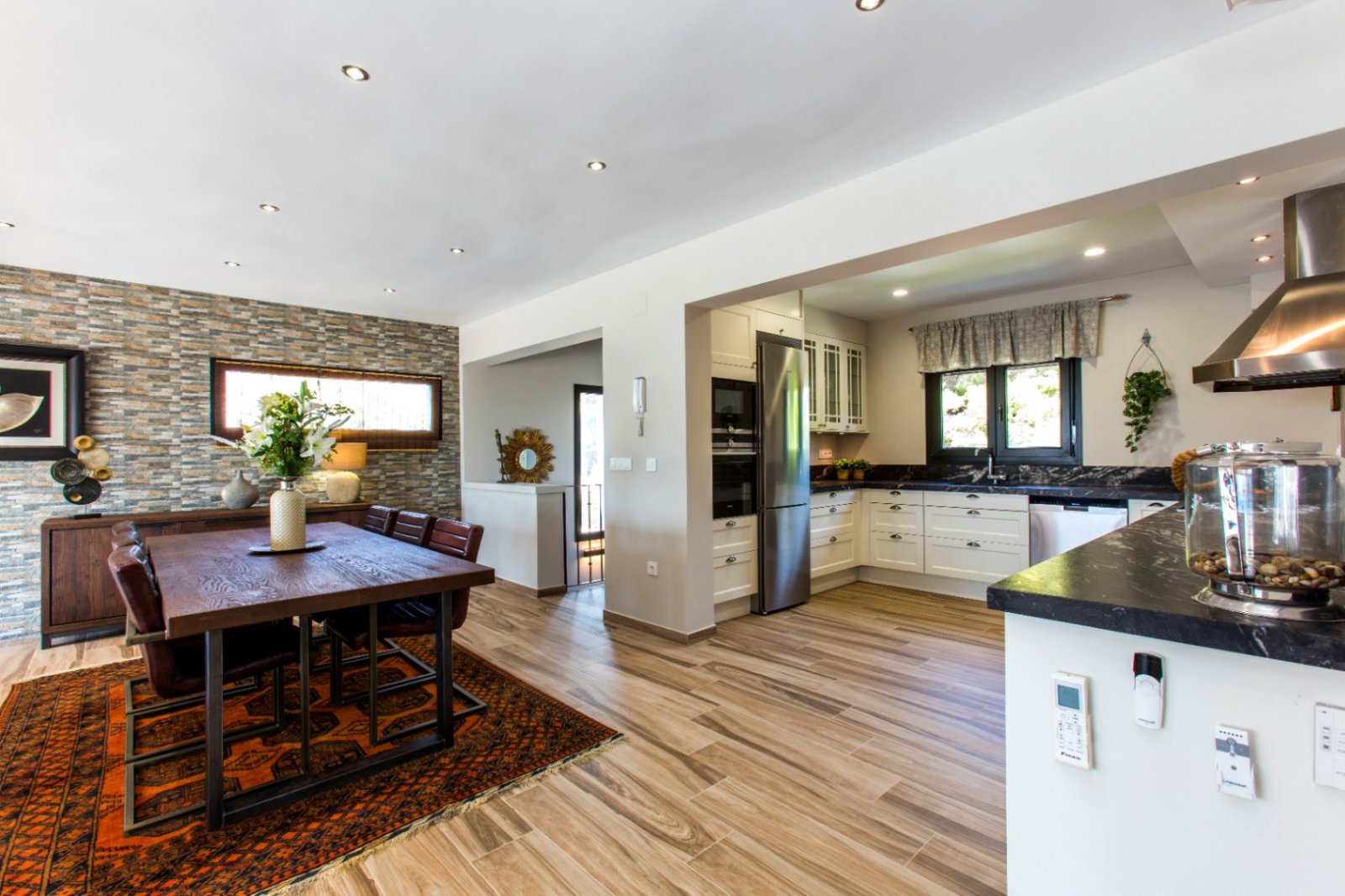 Villa rénovée avec style avec vue sur la mer, exposition sud, grande piscine, cuisine d'été, chauffage au sol, panneaux solaires et finitions de luxe