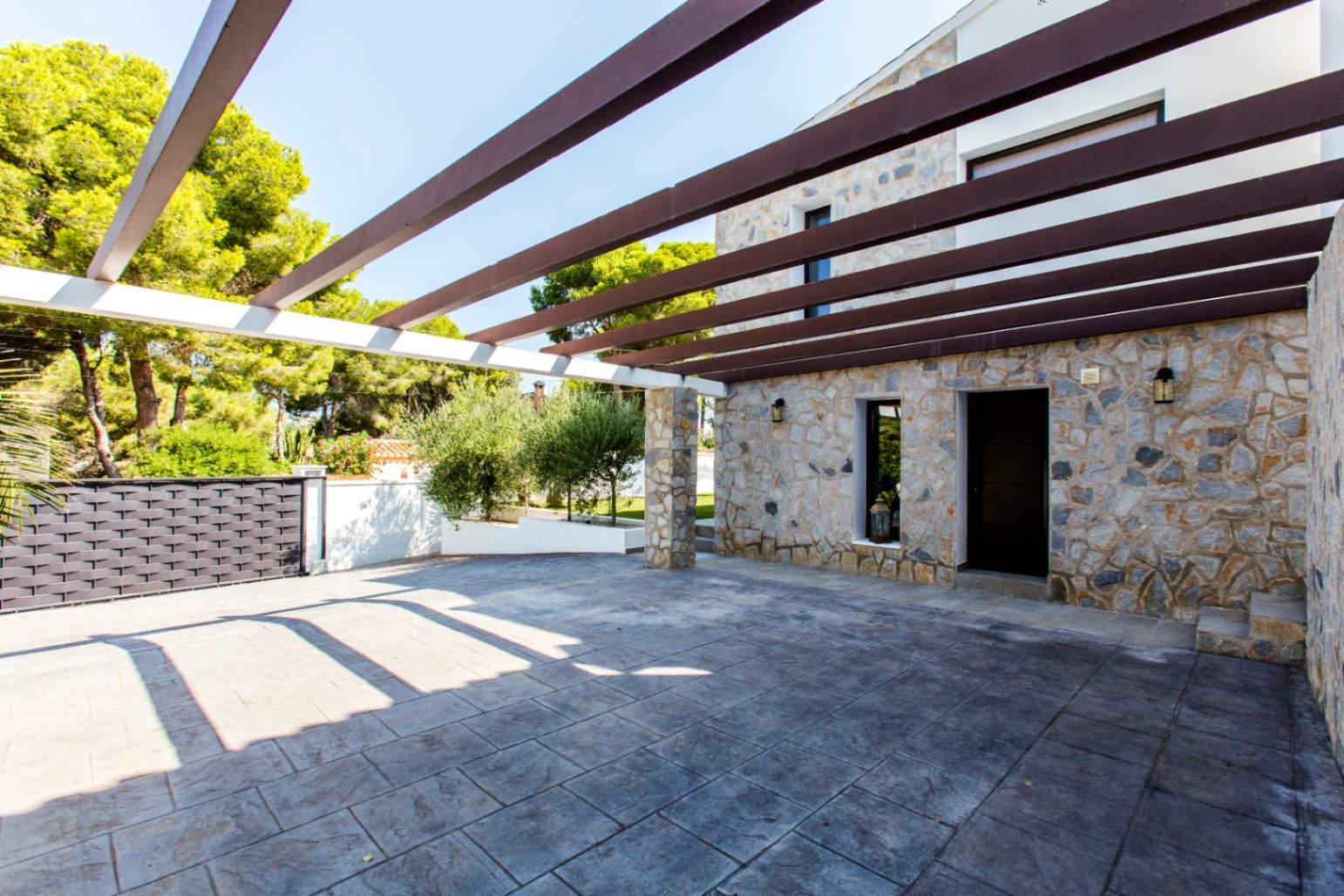 Villa rénovée avec style avec vue sur la mer, exposition sud, grande piscine, cuisine d'été, chauffage au sol, panneaux solaires et finitions de luxe