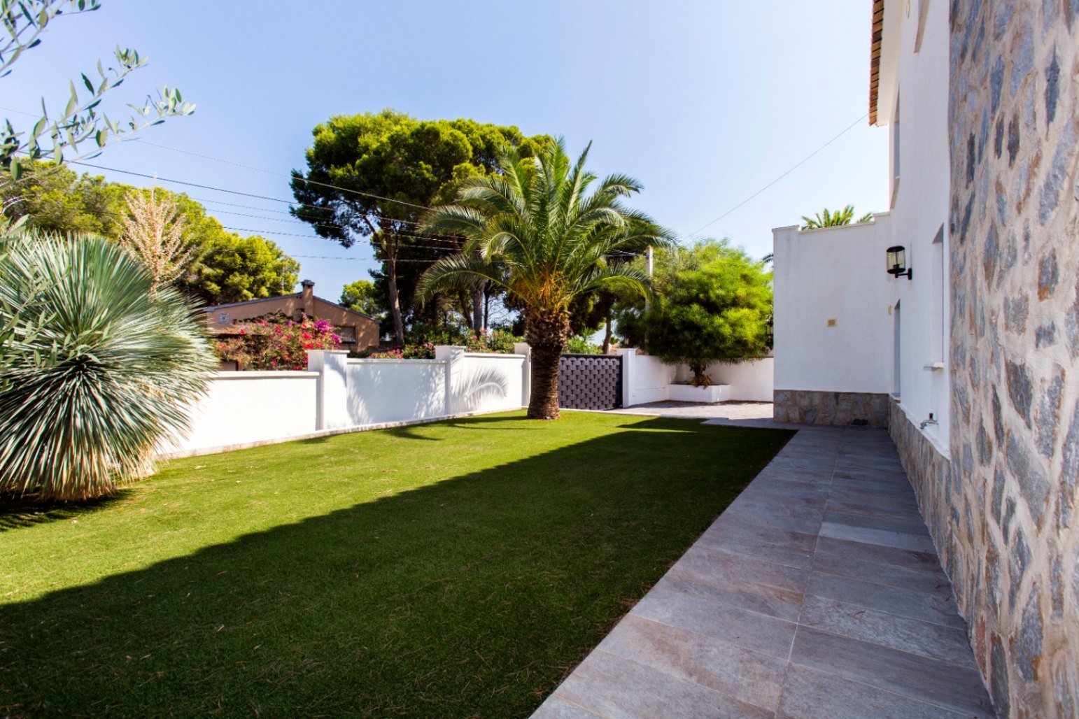 Villa rénovée avec style avec vue sur la mer, exposition sud, grande piscine, cuisine d'été, chauffage au sol, panneaux solaires et finitions de luxe
