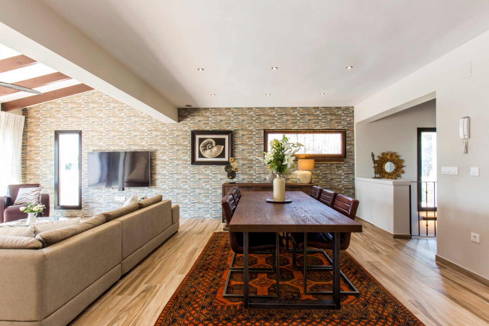Villa rénovée avec style avec vue sur la mer, exposition sud, grande piscine, cuisine d'été, chauffage au sol, panneaux solaires et finitions de luxe