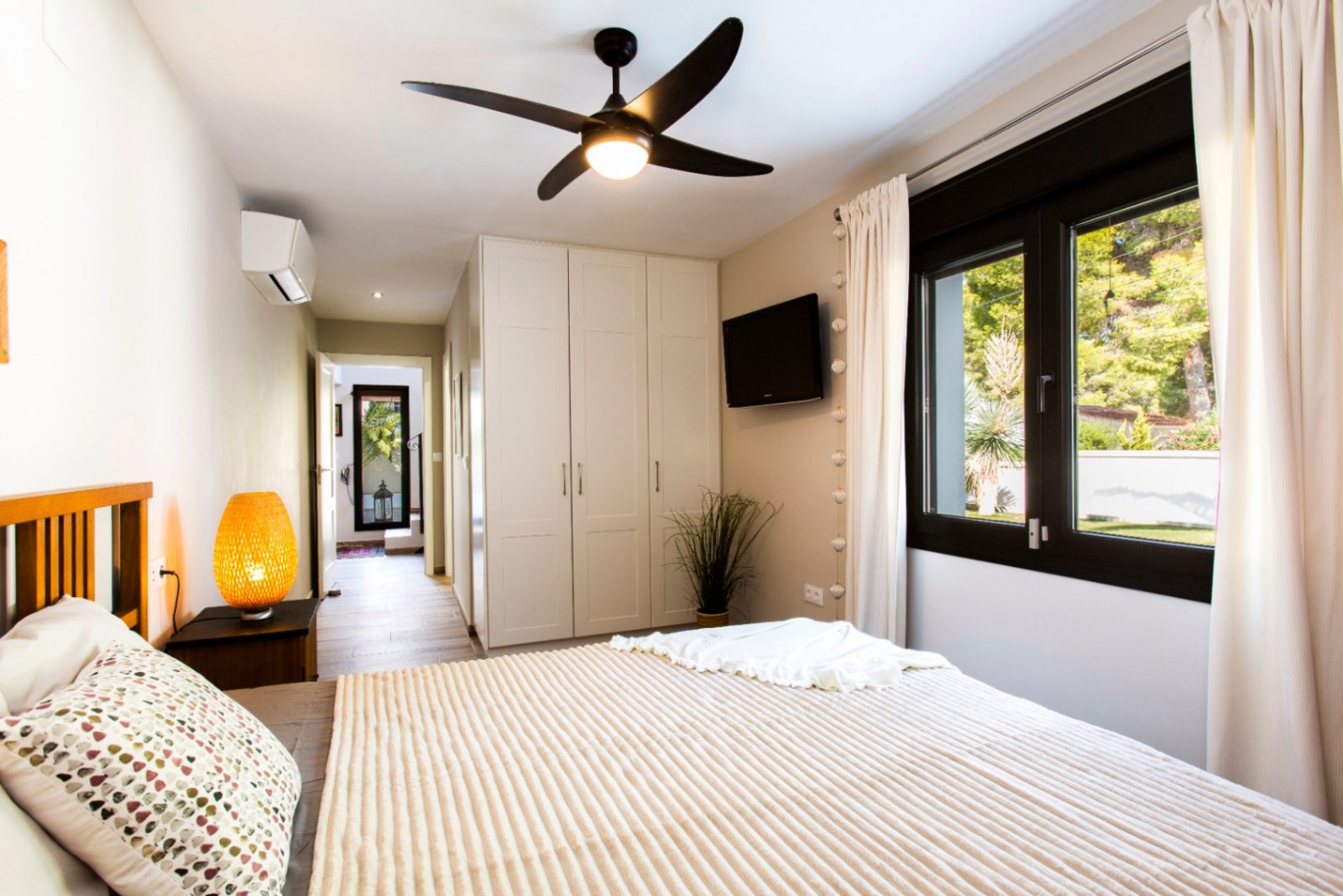 Villa rénovée avec style avec vue sur la mer, exposition sud, grande piscine, cuisine d'été, chauffage au sol, panneaux solaires et finitions de luxe
