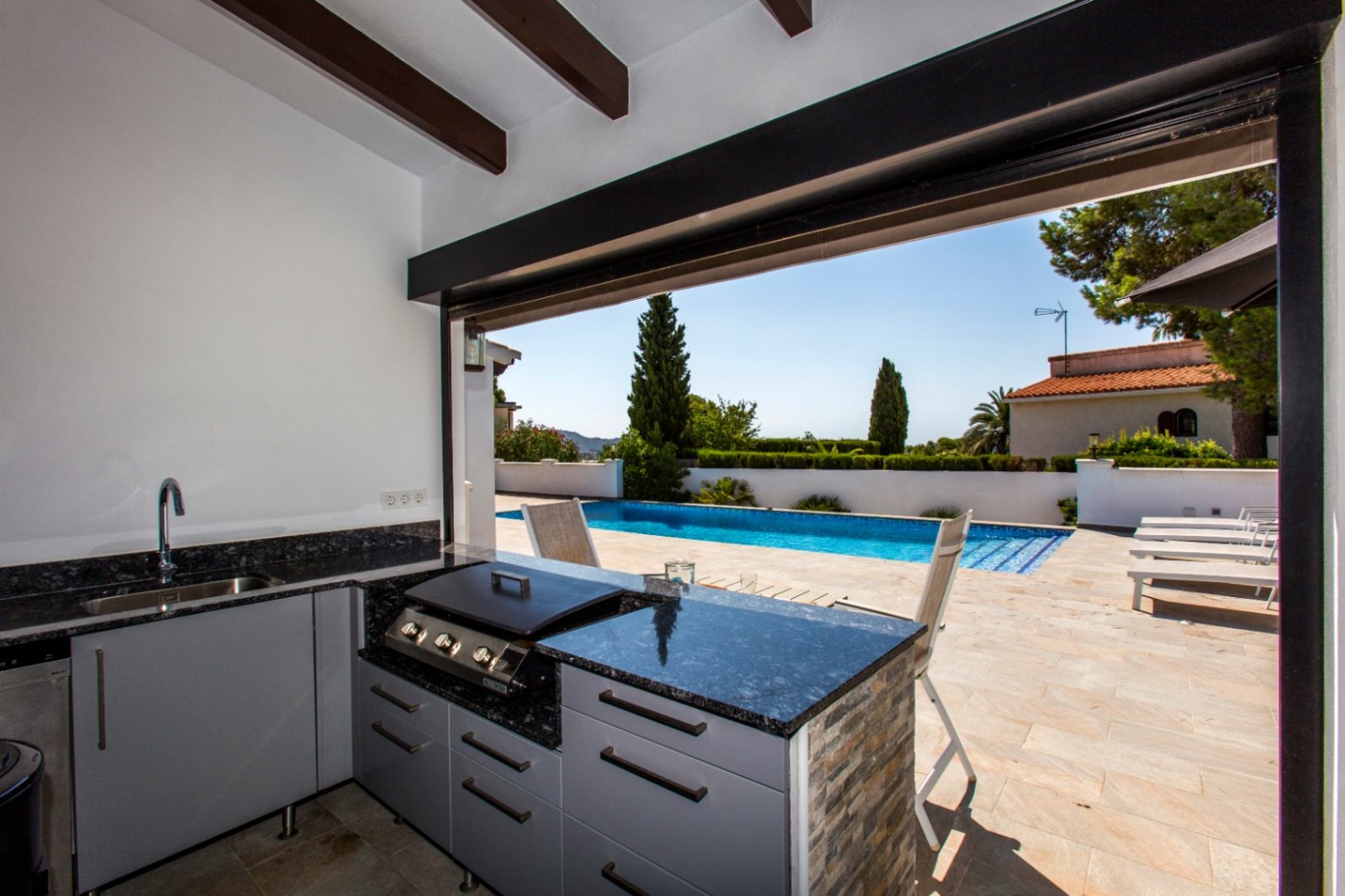 Villa rénovée avec style avec vue sur la mer, exposition sud, grande piscine, cuisine d'été, chauffage au sol, panneaux solaires et finitions de luxe
