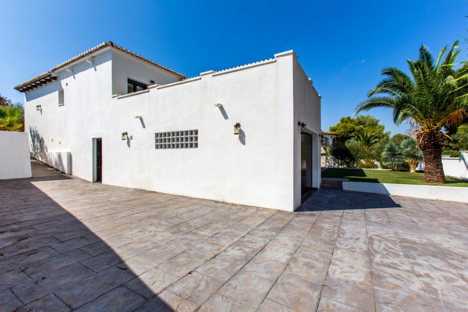 Villa rénovée avec style avec vue sur la mer, exposition sud, grande piscine, cuisine d'été, chauffage au sol, panneaux solaires et finitions de luxe