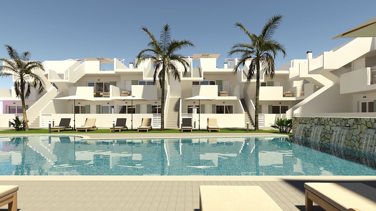 Appartements au rez-de-chaussée comprenant 3 chambres, 2 salles de bains et une piscine commune à l'El Alba Mediterranean Resort