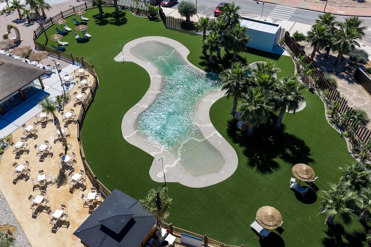 Appartements au rez-de-chaussée comprenant 3 chambres, 2 salles de bains et une piscine commune à l'El Alba Mediterranean Resort