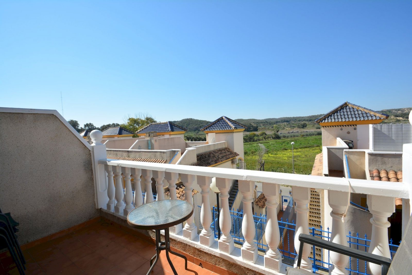 Maison jumelée avec 2 chambres, 2 salles de bains, un garage et une piscine commune