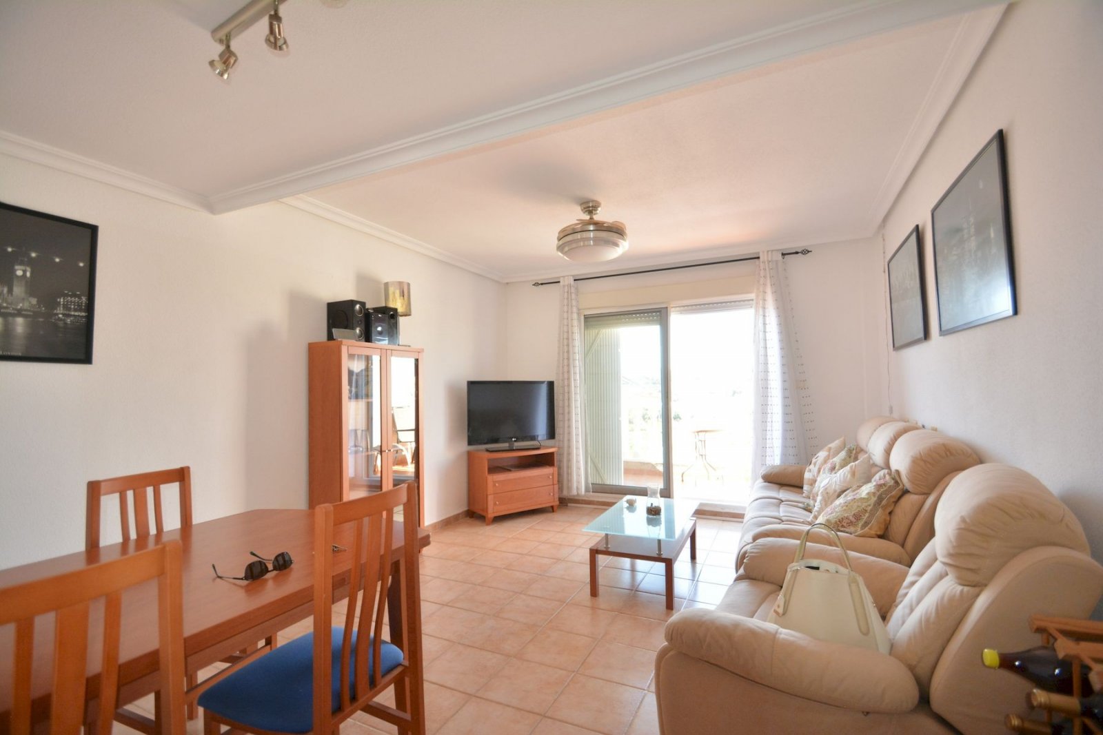 Maison jumelée avec 2 chambres, 2 salles de bains, un garage et une piscine commune