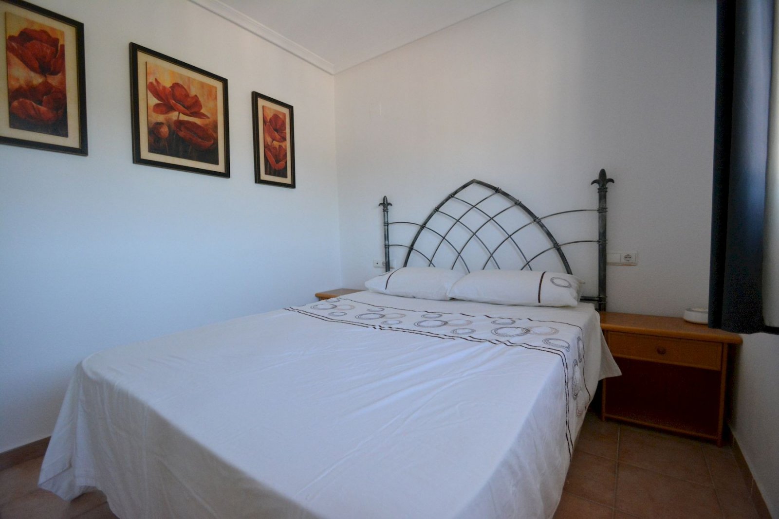 Maison jumelée avec 2 chambres, 2 salles de bains, un garage et une piscine commune