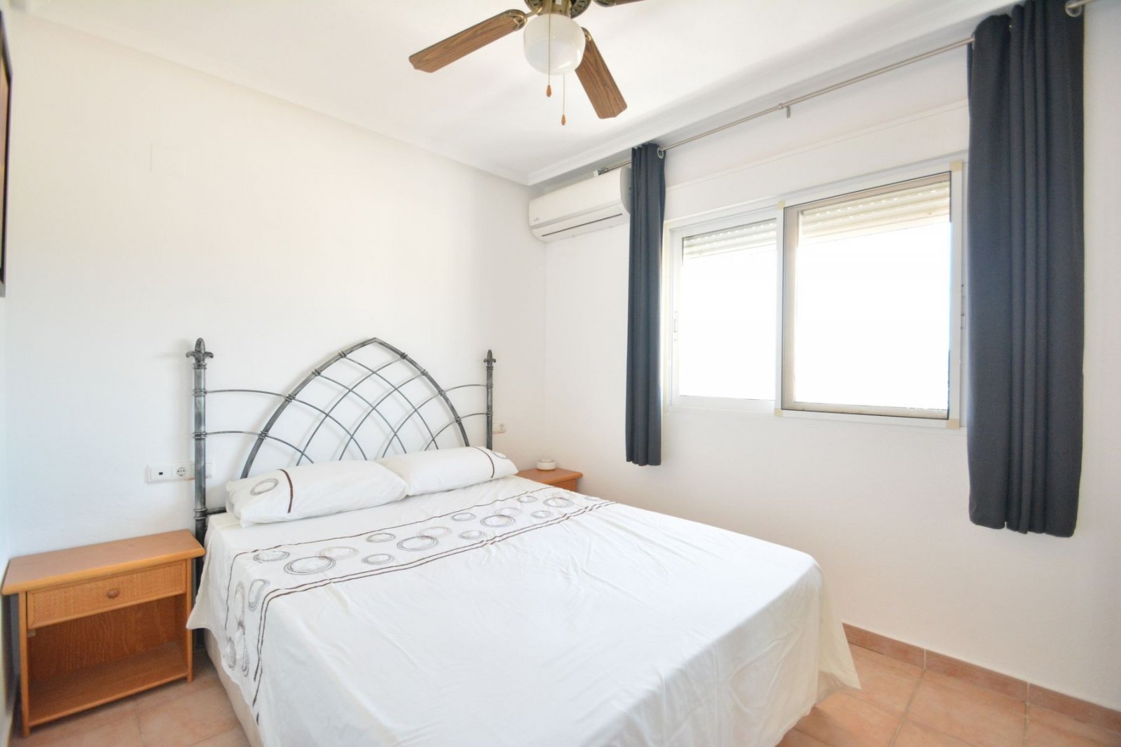 Maison jumelée avec 2 chambres, 2 salles de bains, un garage et une piscine commune