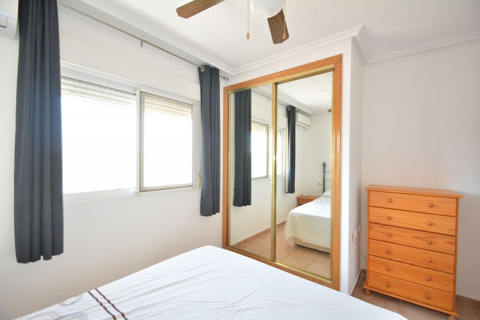 Maison jumelée avec 2 chambres, 2 salles de bains, un garage et une piscine commune