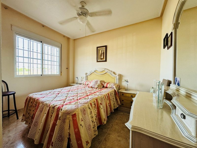 Appartement au rez-de-chaussée avec 2 chambres, une place de parking souterrain et une piscine commune, à seulement 300 m de la plage
