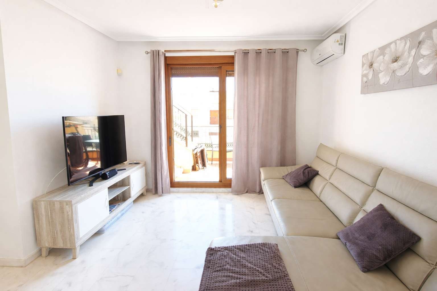 Magnifique appartement au dernier étage comprenant 2 chambres, 2 salles de bains et une terrasse sur le toit offrant une vue imprenable sur le terrain