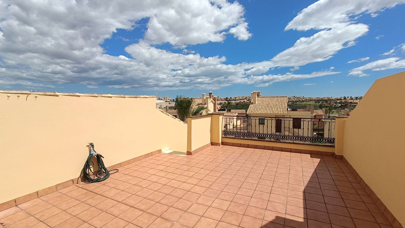Magnifique appartement au dernier étage comprenant 2 chambres, 2 salles de bains et une terrasse sur le toit offrant une vue imprenable sur le terrain