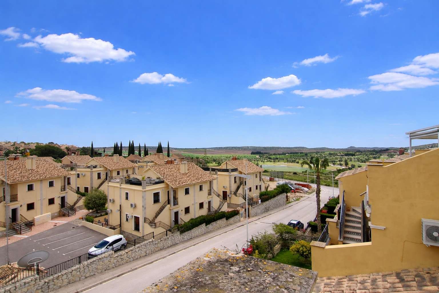 Magnifique appartement au dernier étage comprenant 2 chambres, 2 salles de bains et une terrasse sur le toit offrant une vue imprenable sur le terrain