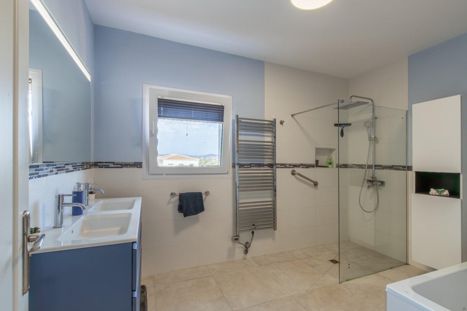 Villa de 3 chambres, 3 salles de bains, garage, piscine privée et vue sur la mer et la montagne près d'El Portet