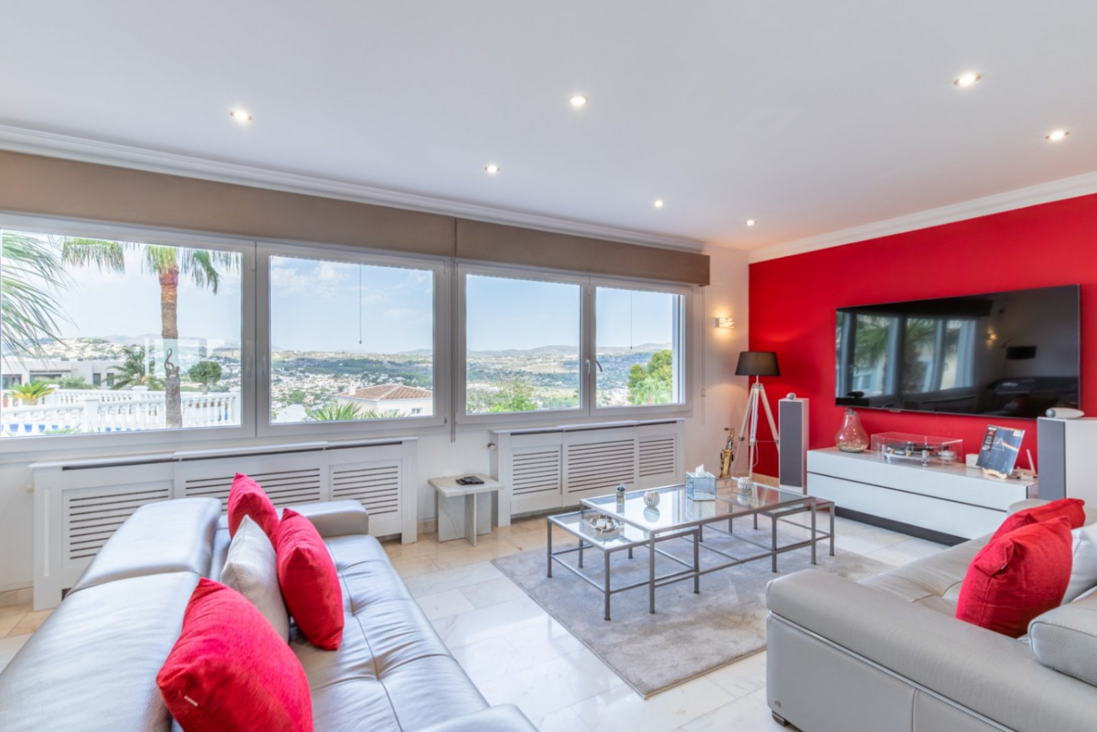 Villa de 3 chambres, 3 salles de bains, garage, piscine privée et vue sur la mer et la montagne près d'El Portet