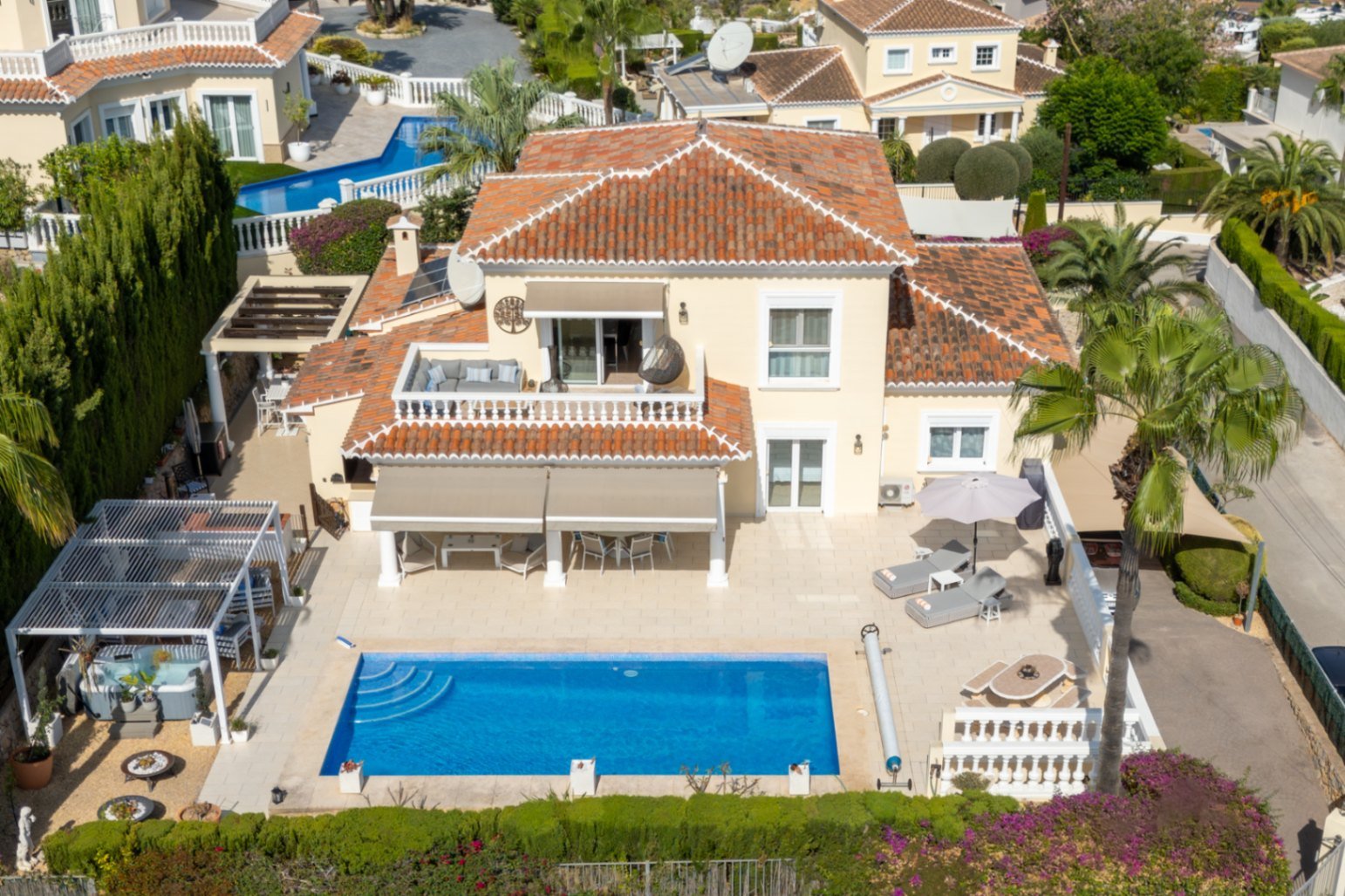 Villa de 3 chambres, 3 salles de bains, garage, piscine privée et vue sur la mer et la montagne près d'El Portet