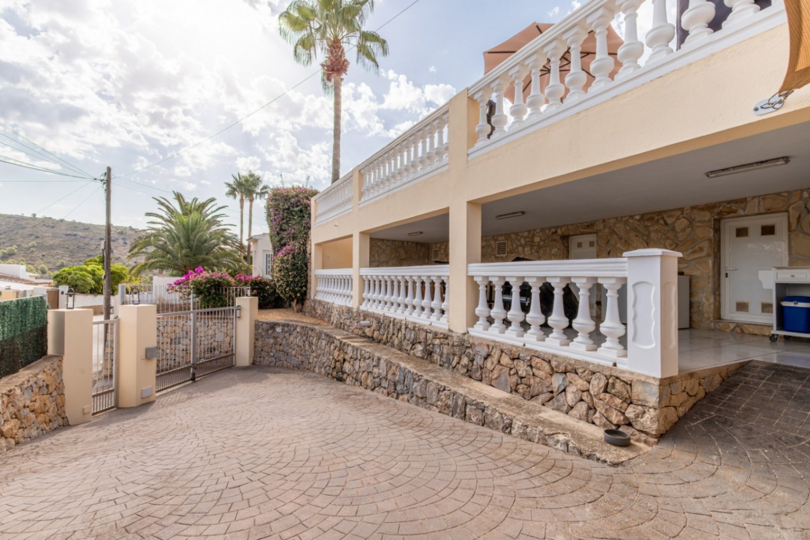 Villa de 3 chambres, 3 salles de bains, garage, piscine privée et vue sur la mer et la montagne près d'El Portet