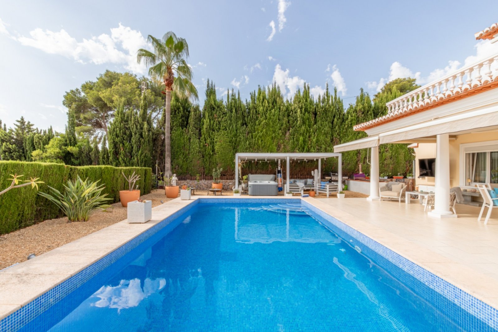 Villa de 3 chambres, 3 salles de bains, garage, piscine privée et vue sur la mer et la montagne près d'El Portet